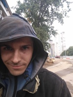 Парень 18 лет хочет найти девушку в Москве